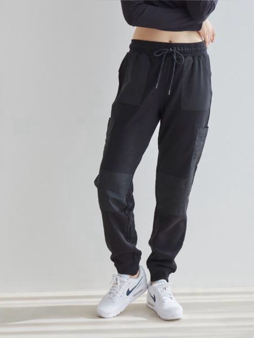 Alo Cargo Sweatpants
Size: Small Waist: 14” 
Inseam: 30”
Black